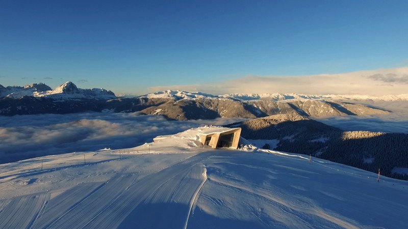 Giovane, cosmopolita, scatenato, con un carosello di oltre 120  chilometri e mille pretesti per giocare sulla #neve. #PlanDeCorones, in  #AltoAdige, è la culla di tutte le mode. Ecco tutti gli appuntamenti da  non perdere e le piste dove... sballare 
montagnadiviaggi.it/2017/11/sciare…