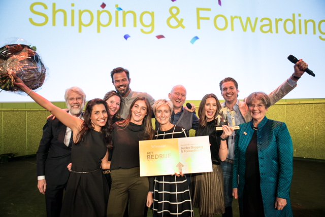 Jullie stemmen hebben de doorslag gegeven! <a href="/pvdhoogenband/">Pieter van den Hoogenband</a> overhandigde ons gisteren de prijs Het #vitaalstebedrijf van Nederland namens <a href="/onvz/">ONVZ</a> en <a href="/mkbnl/">MKB-Nederland</a>. Bedankt! jordex.com/jordex-het-vit…