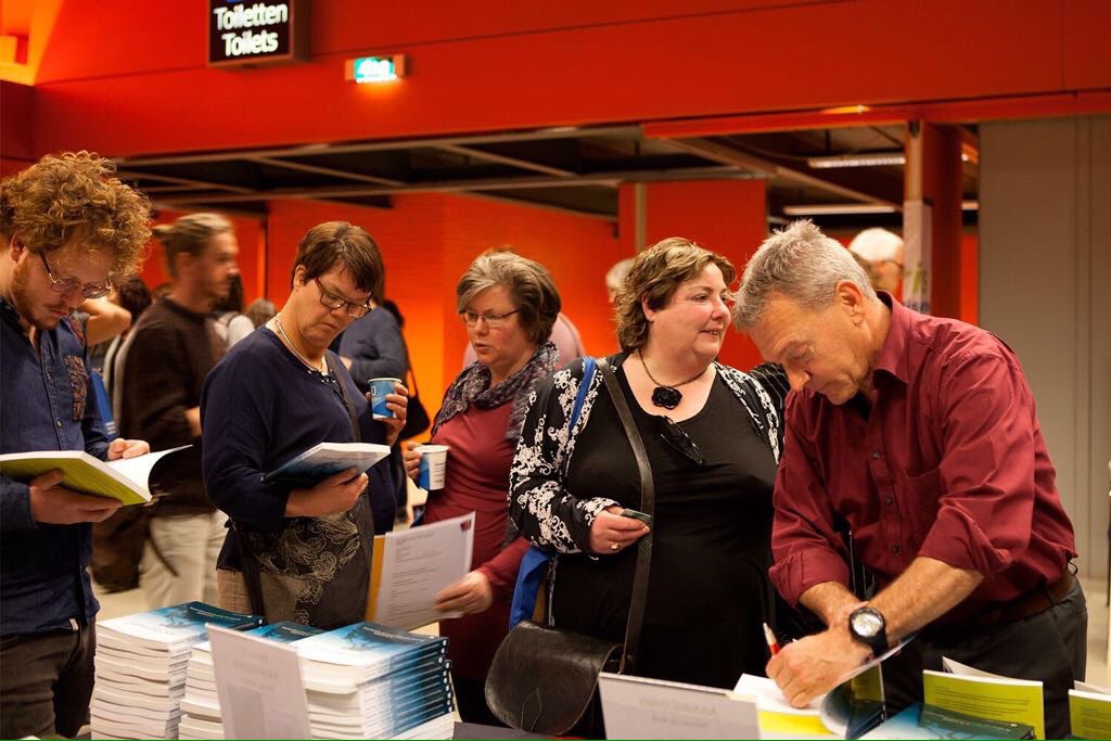 Grote drukte bij stand @iQCoaches voor het boek. @hermandeneef signeert. #wmo #hoedanwel #zorginnovatie