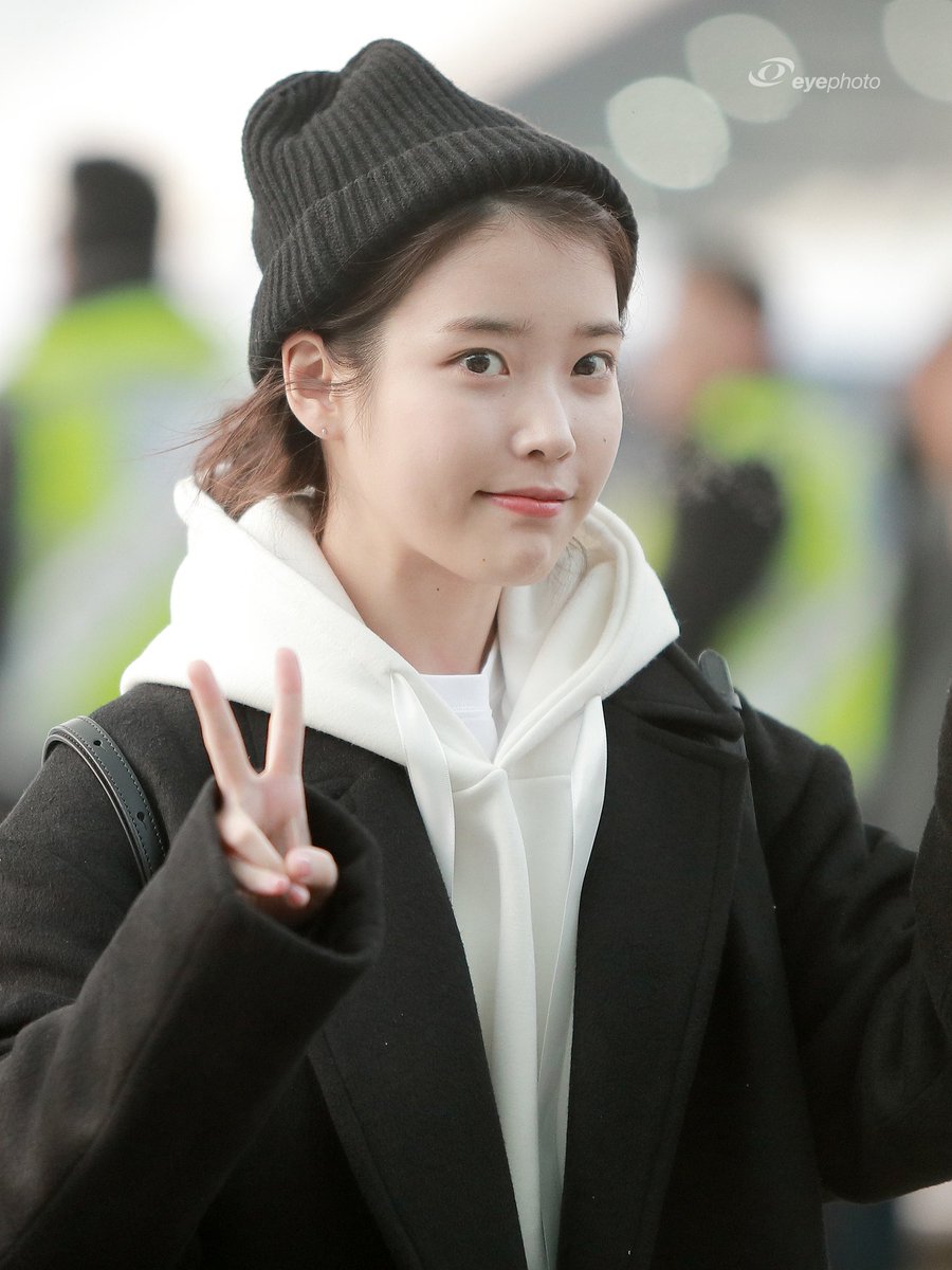 lily199iu_mix's tweet photo. สุดยอดสไตลิสของวงการเคพั๊พ ขอยกให้สไตลิสไอยู  งานดี งานละเอียดมาก แต่เหมือนไม่เเต่ง หน้าสดกับหน้าจริง เนรมิตให้ไม่ต่างกันมาก เหมือนทาแค่ลิป แล้วออกงานได้ เส้นอายไลเนอร์ บางกว่าขนรักแร้เต่าไปอี๊กกก! #IU #ไอยู 

Cr. @ศรีแขแม่ให้รักษาพรมจรรย์ https://t.co/iCfbSAIX7v
