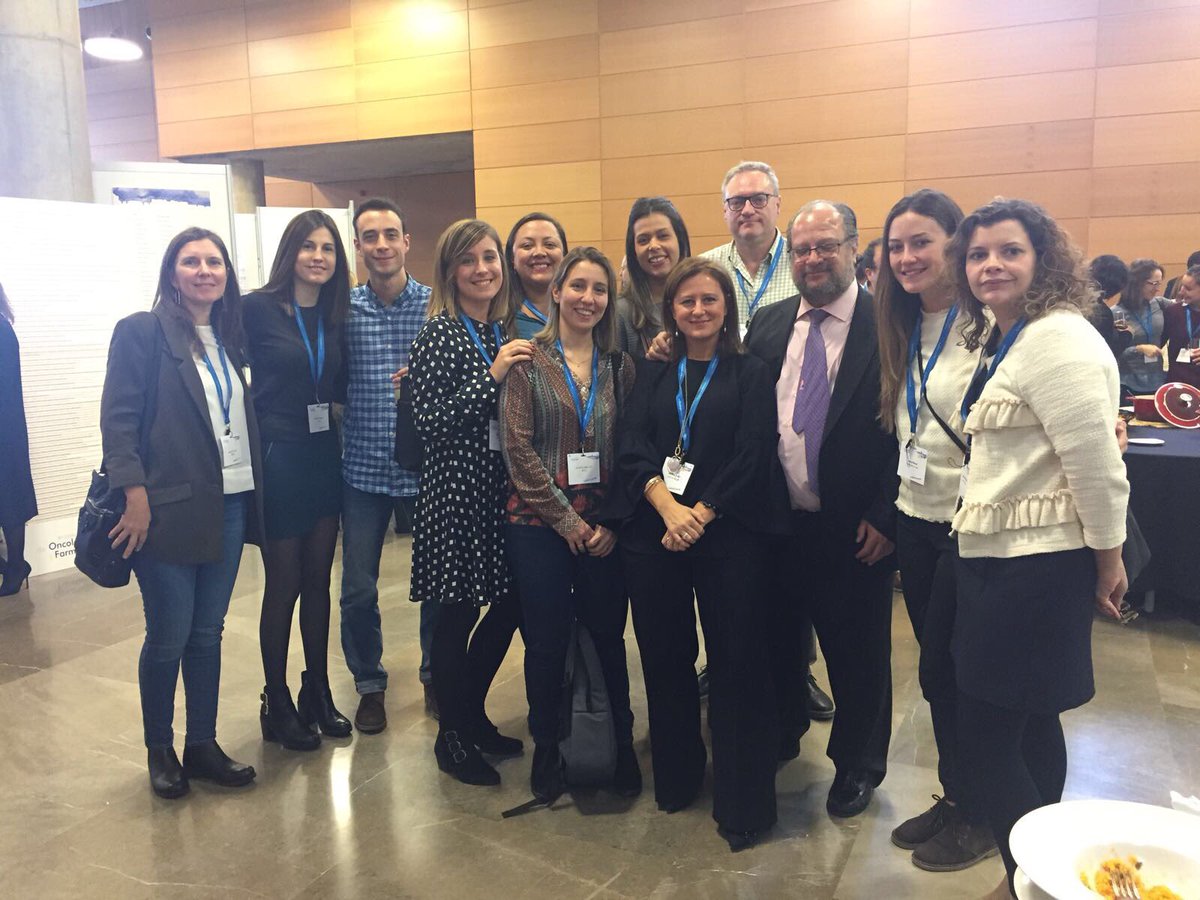 PrimeroMARCUS's tweet photo. La farmacéutica rodeada de buena parte de sus oncólogos...
¿Donde? En #tendiendopuentes @oncofarmatoledo https://t.co/oiBHI2geVc