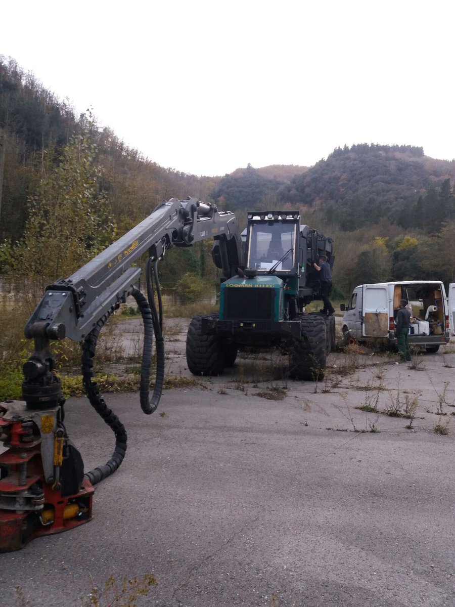 LigniaBiomassa's tweet photo. #Lignia comença explotació en fase de proves en perxades d'entre 8 i 12 anys amb empaquetadora forestal #Fixteri; la primera que ve al país. La màquina talla i empaqueta la perxada en bales. https://t.co/zkZzhlHVKZ