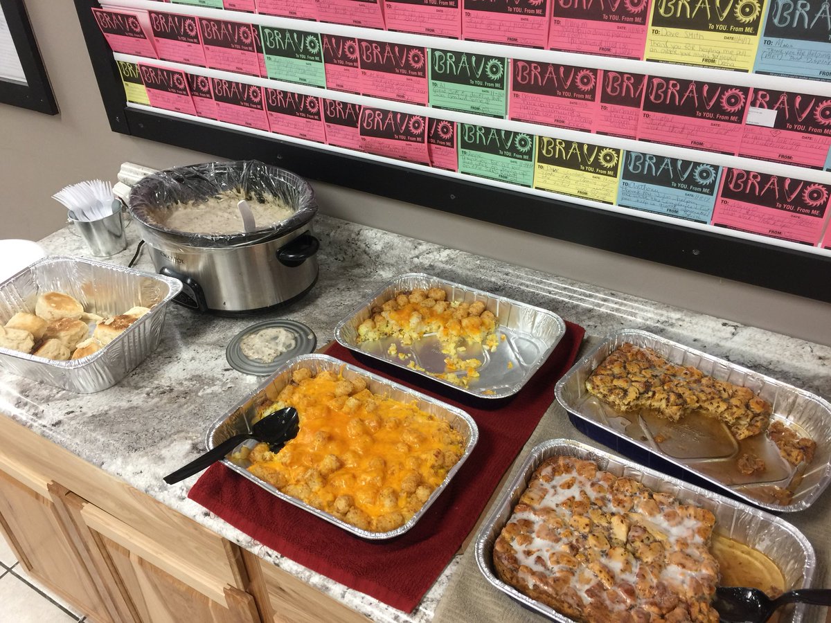 hmf9178's tweet photo. Happy Black Friday!! Homemade breakfast for our hardworking associates today!! @HomeDepot2739 @amytlawrence1 @Bolton_Tara #MWNOV2017 https://t.co/ue5KahYRWB