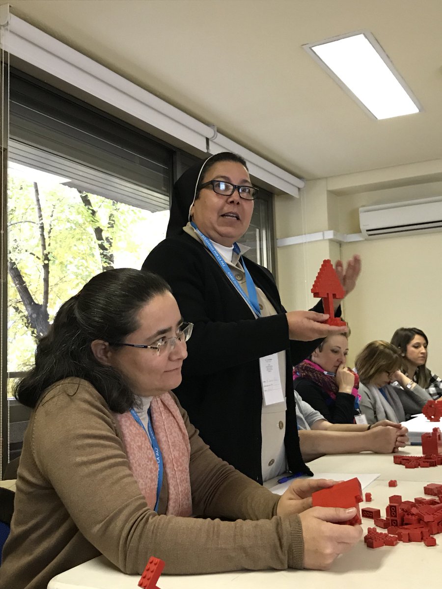LoQsiento's tweet photo. #educakarit Corazón, raíces, personas, árbol... en el centro siempre los alumnos. @Karitsolidarios https://t.co/PfaYB12u9a