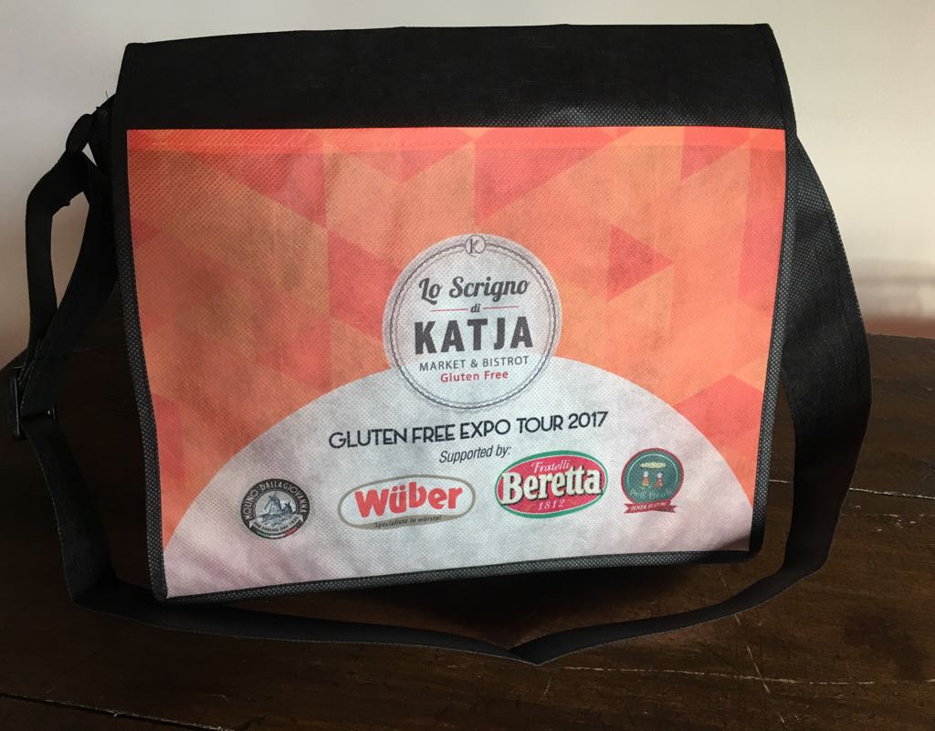 S_Attitude's tweet photo. Che cosa c'è di meglio di una borsa a tracolla, #personalizzata #comoda e #capiente per visitare una #fiera? @GFexpo @LFEXPO @ScrignodiKatja @fratelliberetta @fratelliberettaitalia @Wuber @BelliFreschi @mlDallagiovanna #SAttitude #articolipersonalizzati #wesupportyou #fullcolor https://t.co/ncYUKFuF40