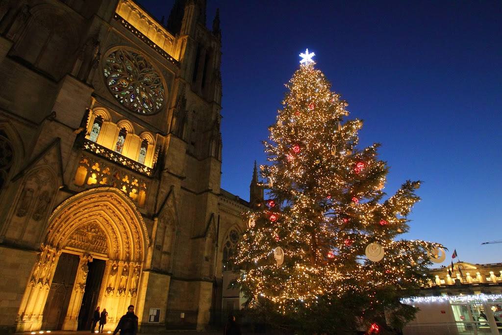 🎄 Sapins, illuminations... #Noël est de retour à #Bordeaux 🎁 Ce soir à partir de 19h30, le plus grand marché de Noël de la région ouvre ses portes sur les allées de Tourny !