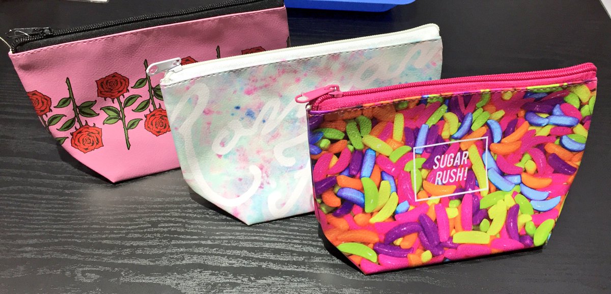 ট ইট র サンキューマート京都アバンティ店 商品紹介 台形ポーチをご紹介します 艸 合皮生地なのでしっかり丈夫で使いやすいですよ コスメ 小物を入れるなどカバンの中の整理にもおすすめ もちろん全品390円です 欲しいと思ったらrt ポーチ