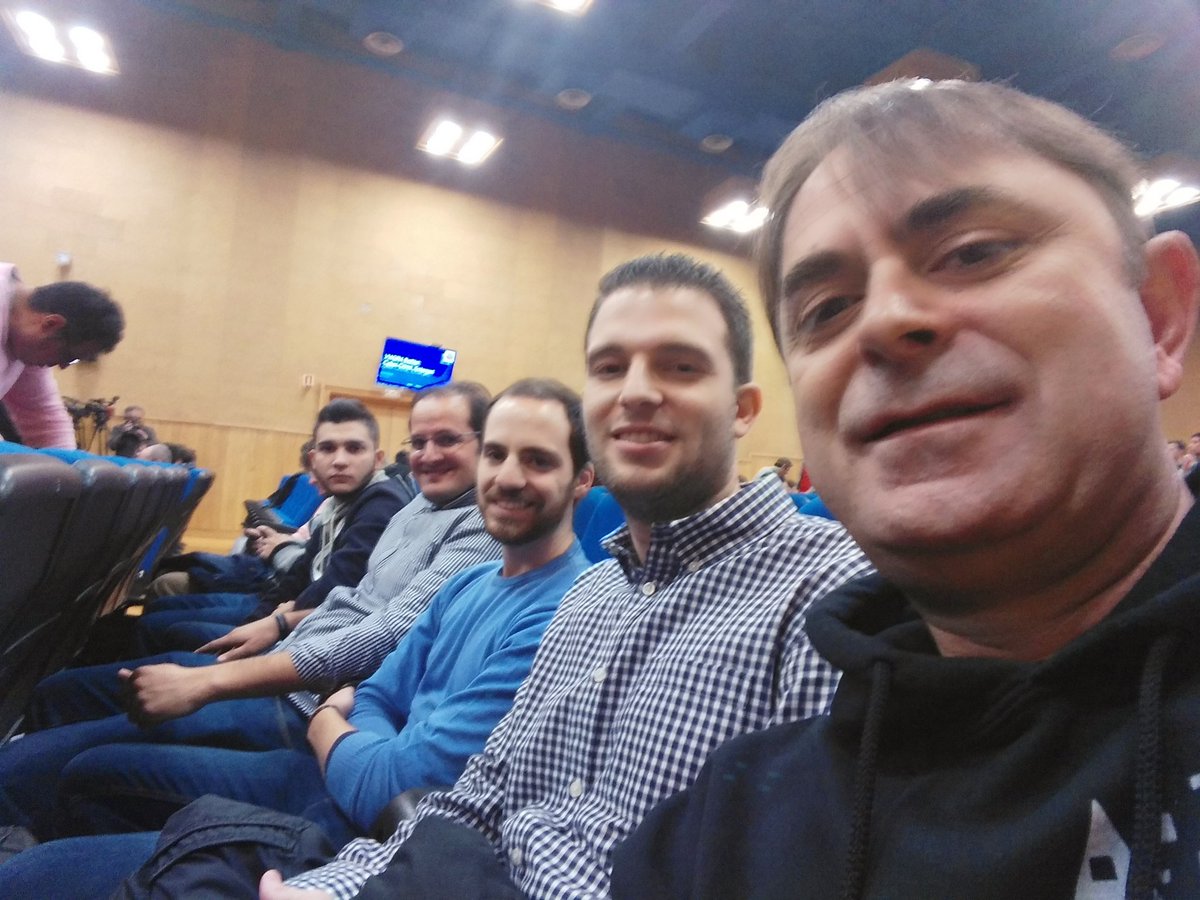 cafemigao's tweet image. Fotito con el amigo Adrian #Dolbuck que hace posible cada año todo esto, y otros amigos #hackers en la #secadmin . Conferencia de seguridad informática a orillas del Guadalquivir en #Sevilla.