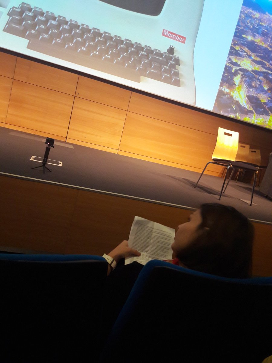 MarcNazarian's tweet photo. Quel pro ce @thelor, il a même des souffleurs ! #theatre #AgileGrenoble #filetdesecurite https://t.co/zejJz4ahuh