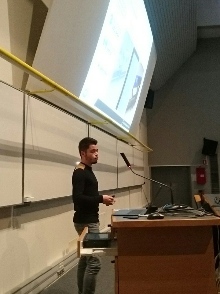 ede_vif's tweet photo. Conférence du pôle #recherche et #innovation de @VIF_agro. @qbo_vif fait découvrir aux étudiants de @PolytNantesINFO son métier de développeur 3D. #RV #RA #RM #Drones #IAA https://t.co/jjjFuvKALY