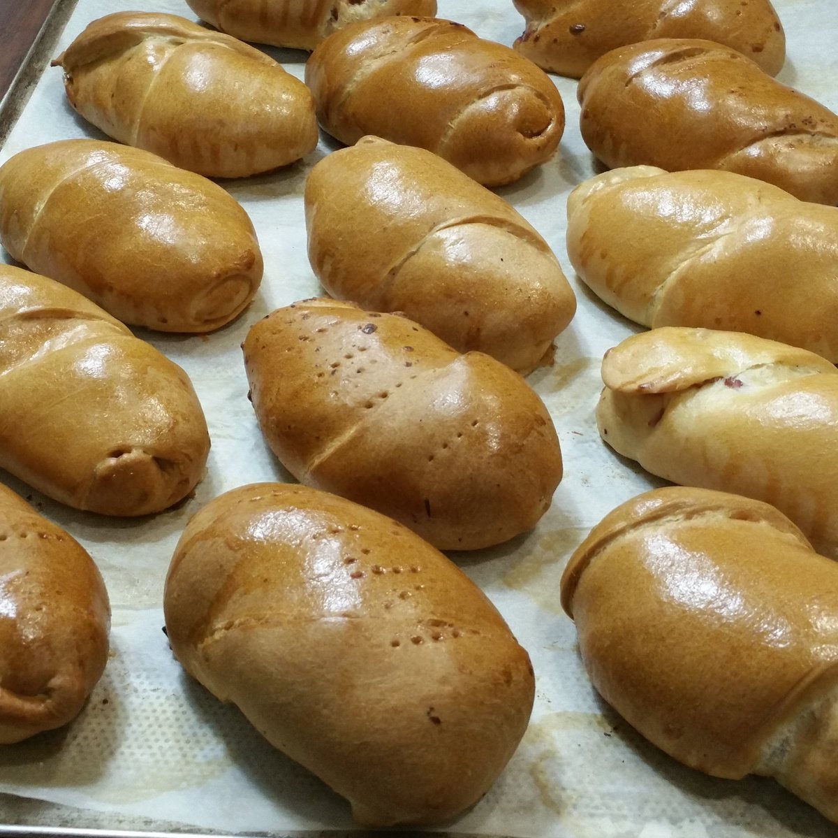 CasabeBakery's tweet photo. Cachitos, popeyes y pavitos hacen de nuestros viernes y sábado un paraíso 😍
#cachitos #popeyes #pavitos #golfeados #PanDeJamon #tunjitas #SeCocinaVenezolano #CocinaVenezolana #CasabeBakery https://t.co/UOErTXc45i