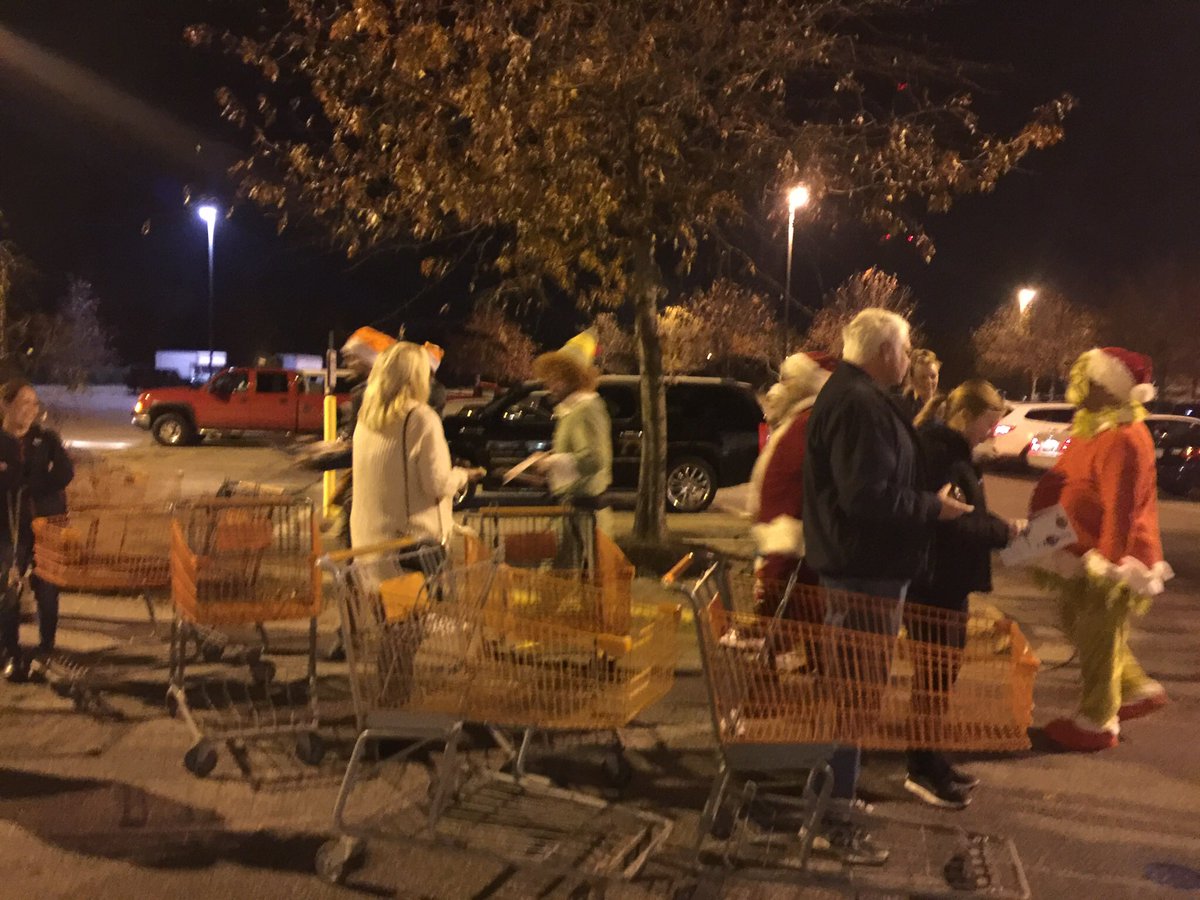 HomeDepot2557's tweet photo. The line at 2557 @LMG101010 @billshuell @JohnRolison https://t.co/MK7lj8JbB6