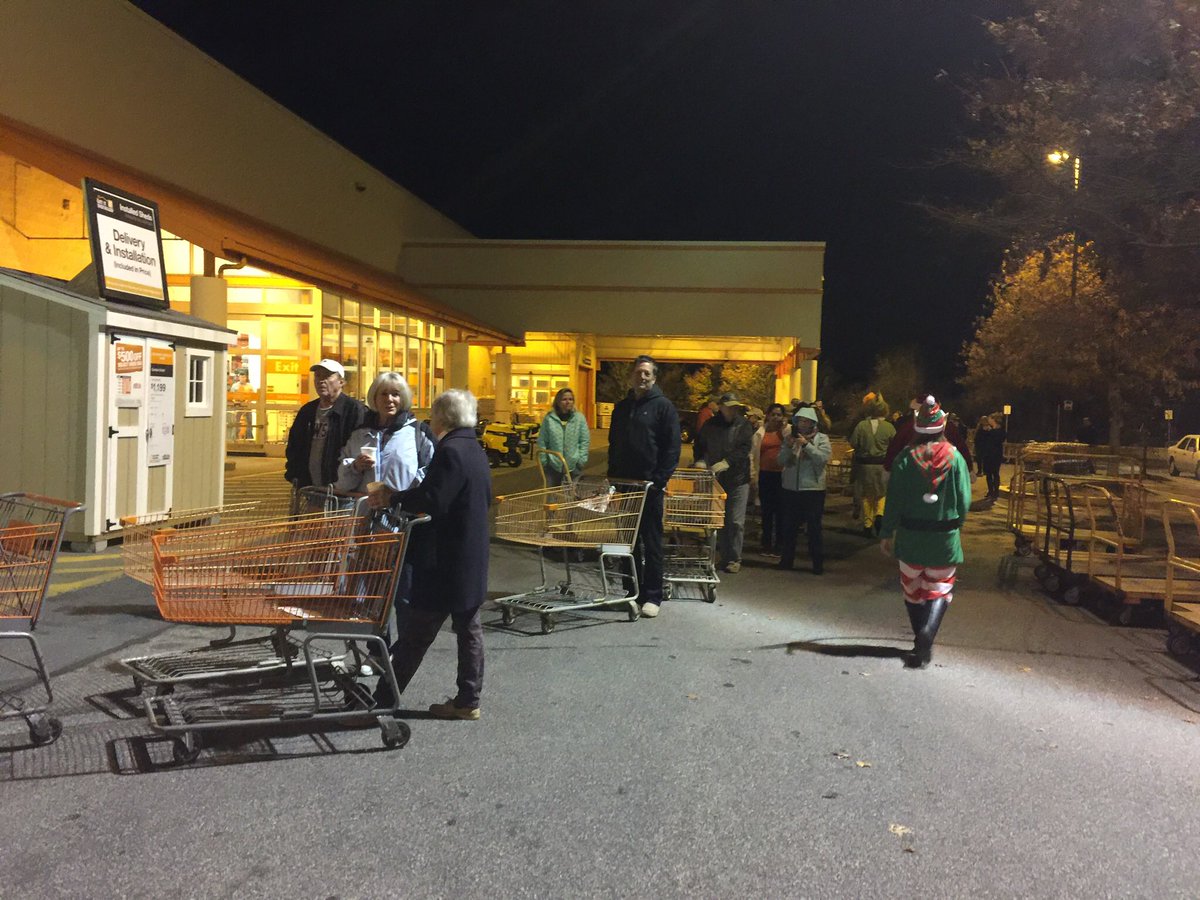 HomeDepot2557's tweet photo. The line at 2557 @LMG101010 @billshuell @JohnRolison https://t.co/MK7lj8JbB6