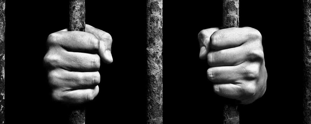 Jrlabogado's tweet photo. ¿Estarías de acuerdo con una reforma penal que castigue con más dureza determinados delitos, incluida la pena de muerte? ¿Y si luego se descubre que, quien ha sido condenado y sentenciado, era inocente?... Cuéntanos tu opinión!!! 🤔 https://t.co/u0CNFBPcJ5