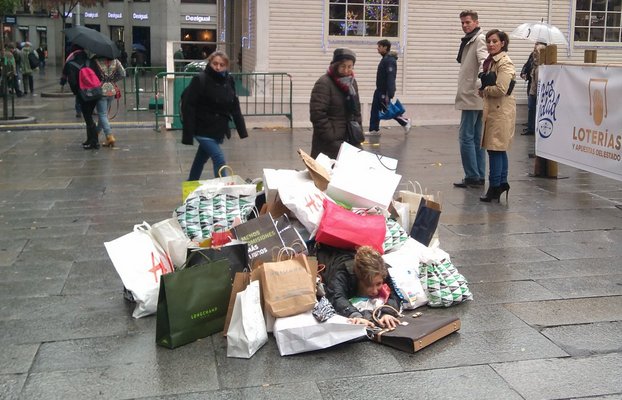 opcions's tweet photo. Consumeixes felicitat? @ecologistes organitza una acció de teatre al carrer per reivindicar el #DiaSenseCompres en contraposició al #BlackFriday. Avui a Madrid. https://t.co/BktNlUeXER https://t.co/IZHEfZwsih