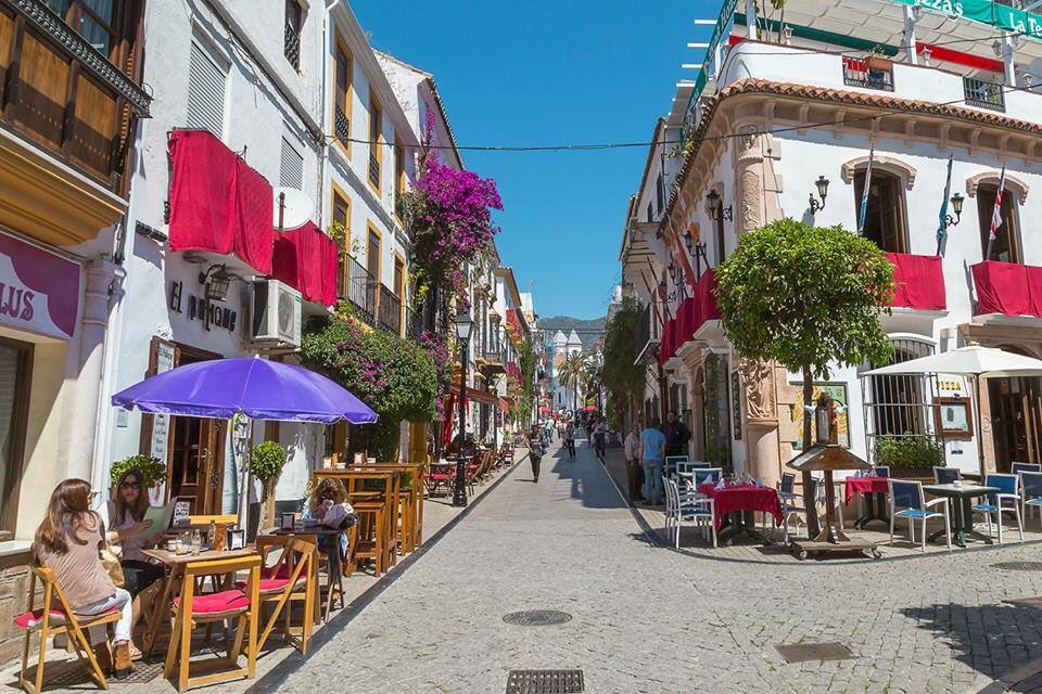 CafeFlore_es's tweet photo. Cada día sale el sol 🎶🎉🌈 How beautiful you are Marbella 😃
Volvemos el Viernes 1 de Diciembre!

#GrupoCasanis #CafeFlore ##CascoAntiguo #Marbella #love  #otoño https://t.co/JB12Qu1iq2