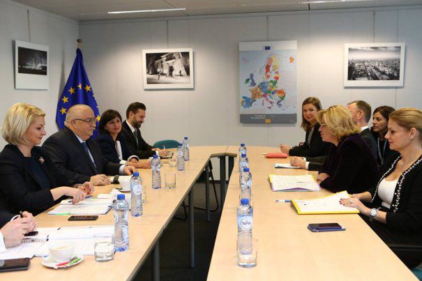 customs_pro's tweet photo. Comisarul european Corina Creţu: "România are la dispoziție peste 5 miliarde de euro în cadrul programului Infrastructură Mare"
Mai multe informații: https://t.co/R4E8myw3dE
#procustoms #customsbroker #transporturi #infrastructura https://t.co/rPR9Vt8t4Y