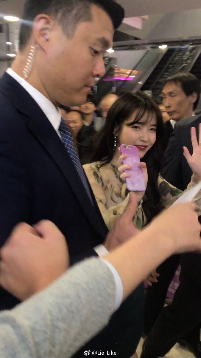 IUmushimushi's tweet photo. #FanServiceQueen 
IU using phonecase given by fan
cr: Lie-Like https://t.co/4knGL23NWZ