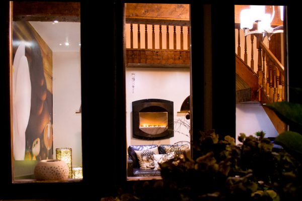 Corpcottages's tweet photo. LOOKING TO GIVE YOUR TEAM A REWARD THIS XMAS?

WHY NOT TREAT THEM TO A 1 OR 2 NIGHT STAY AT THIS PROPERTY LOCATED IN HOLMFIRTH:
- HUGE hot tub
- Cocktail bar
- Cinema snug 
- Custom made dining table

Check out the packages we have to offer: https://t.co/yD4i4zK3Ij https://t.co/KIjATul3nm