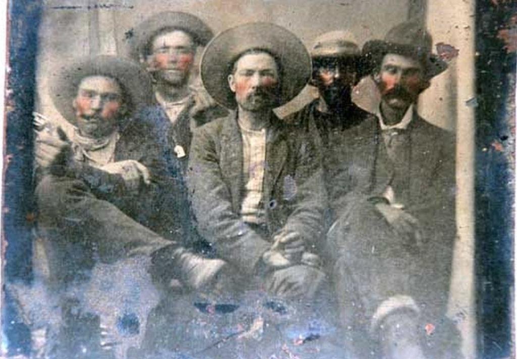worcesterjonny's tweet photo. Flea market photo shows 'Billy the Kid and man who shot him' https://t.co/mdTx8PD4nC #AmericanWest #historyteacher https://t.co/X0pUL9PC2s