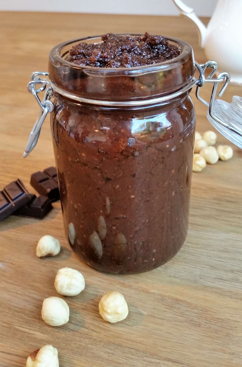 Do your kids love chocolate?  Let them indulge with our delicious #healthy #chocolate #hazelnut spread recipe  bit.ly/2l96wnQ