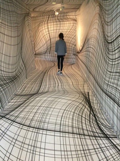 creapills's tweet photo. On ne tiendrait pas debout 10 secondes dans ce couloir 😜 #illusion https://t.co/wI7EMfcqnd