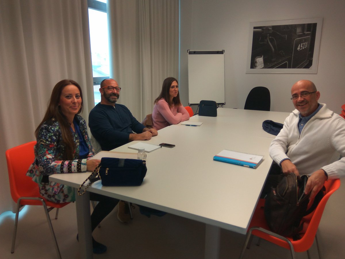 CW_Merida's tweet photo. Mucho movimiento de coworkers y mentores en @CW_Merida a lo largo del día de ayer. Empezando a construir el sueño de nuestros coworkers. @fernangonca @joseluisgarymar @eoi @ayto_merida #SomosEoi
#CoworkingMerida #FelizViernes https://t.co/Pa2p0IYycA