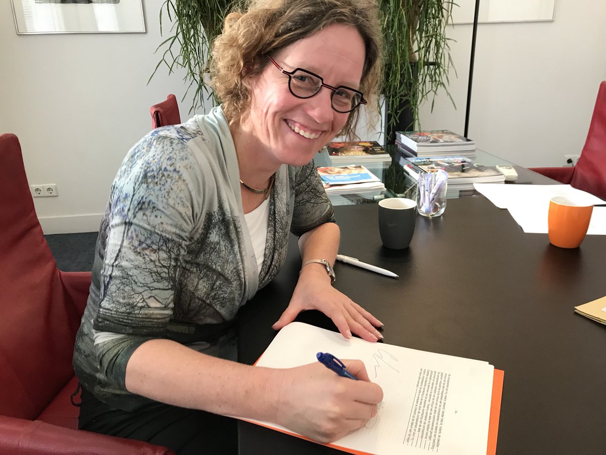 Ondertekening oprichtingsakte Stichting Het Lokaal! Een ontmoetingsruimte van én voor de buurt. Een “cadeautje” van de initiatiefnemers. 
Een belangrijke mijlpaal in project haagenhof.nl in #Houten

<a href="/Raadhouten/">Raad Houten</a> <a href="/gemHouten/">Gemeente Houten</a> <a href="/BoltonOntw/">Bolton Ontwikkeling</a>