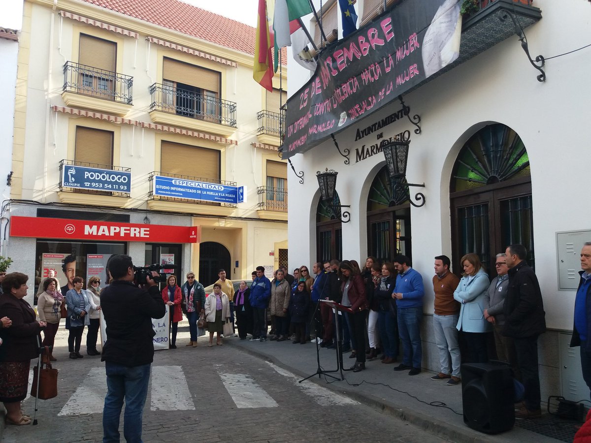 VuelaMarmolejo's tweet photo. Hoy celebramos el #25N en #marmolejo con los alumnos de #guadamarmolejo con @RedGuadalinfo con @PilarLaraCortes y @_RafaValdivia https://t.co/l26RJZJ1pF
