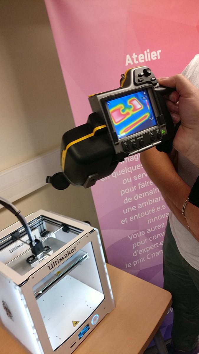aurelienferry's tweet photo. Et si nous utilisions une caméra thermique pour évaluer les déperditions et températures d'une imprimante 3D ! Avec les ingénieurs en énergétique 3ème année option éco-construction #CrealabCnam https://t.co/PrX8eDzLbx
