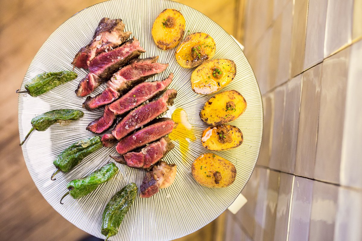 La materia prima como protagonista, pregunta por nuestra selección de carnes. 
#LaMarCanalla #TapasMarineras - #Sevilla