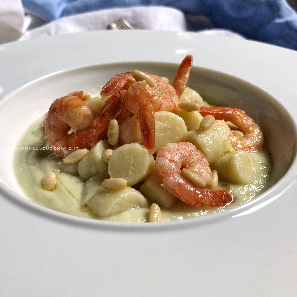 sul_luna's tweet photo. Lo so che gli #gnocchi si mangiano di giovedì ma questi sono di #topinambur ai #gamberi e trovi come farli sul blog https://t.co/Xem3v5rLWI 
#recipeontheblog #gnocchis #pastafresca #topinambour #potato #shrimp #pinoli #ricettafacile #recipe #lalunasulcucchiaio https://t.co/JagNhJKTfv