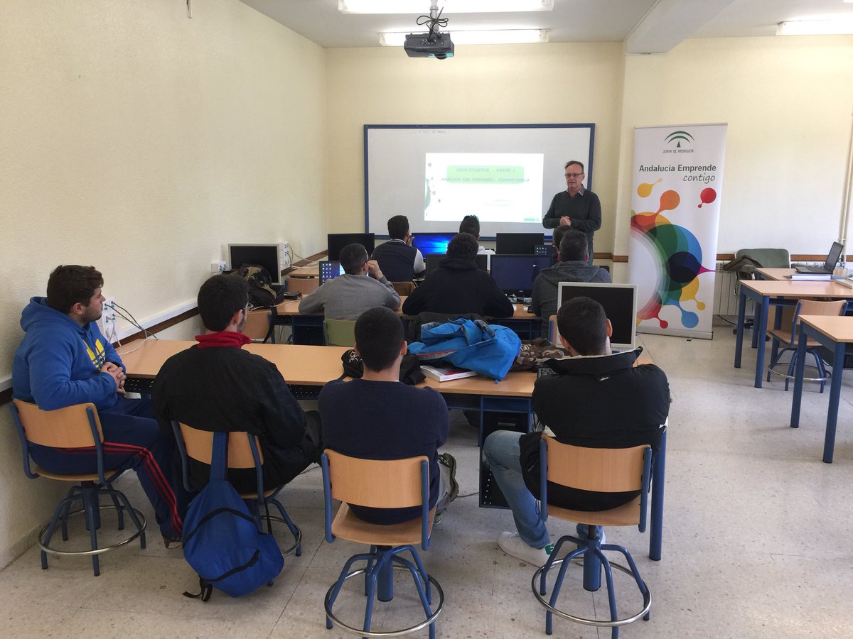 rcocera's tweet photo. Hoy nos visita en el @IESJandula el @cadejaen @aemprende para asesorar a nuestros alumnos de #Empresa e iniciativa #emprendedora @QedappCOM https://t.co/LMktkCEupI