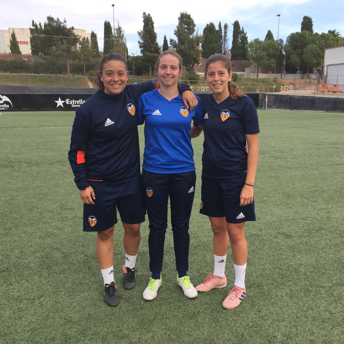 VCF_Femenino's tweet photo. ⚽️ Sumamos efectivos en los entrenamientos con Lili Llopis, Enith Salón y Ana Vallés, del #VCFfem 🅱️, que se han incorporado esta semana a la dinámica del primer equipo ⚪️⚫️ #AmuntVCFfem 🦇 https://t.co/BdSDBPk1uI