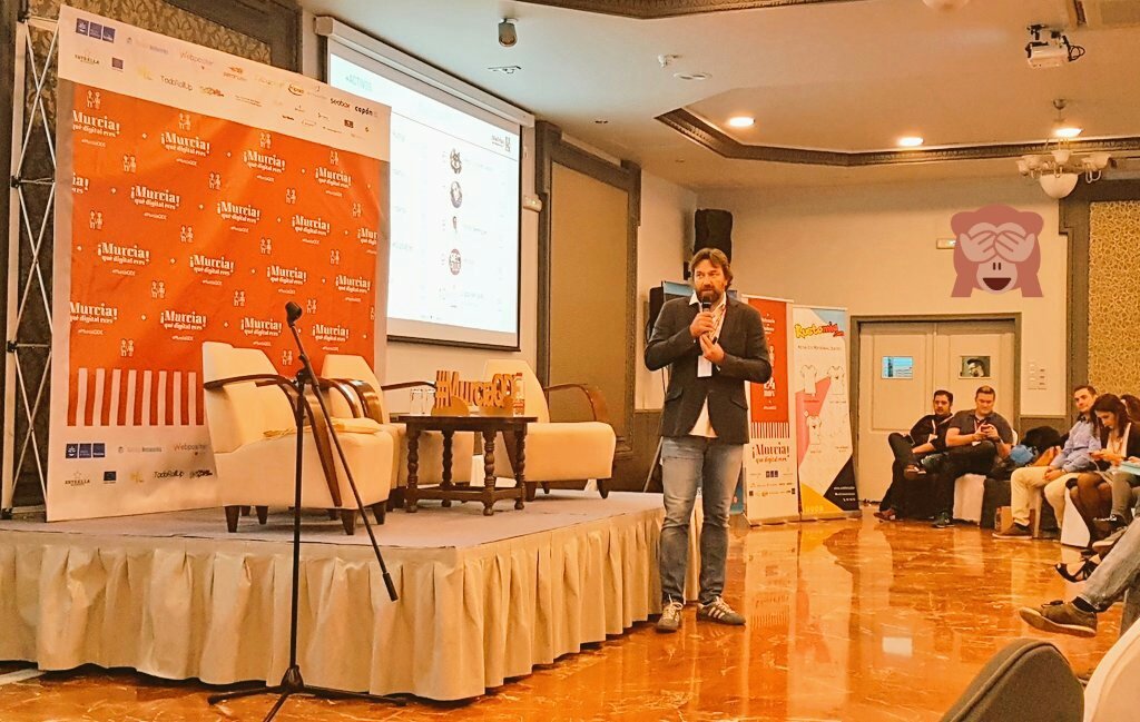 Kustomia's tweet photo. Disfrutando del rollo legal con @NandoOlcina en #MurciaQDE. Con él todo esto parece más fácil.  Legalidad y ECOMMERCE. https://t.co/GwjcRYA1ex