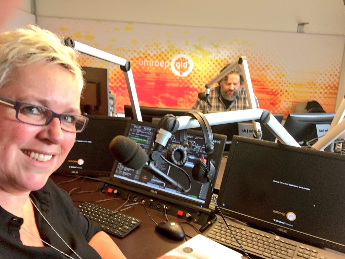 Bijzonderplekje's tweet photo. In de studio van @OmroepGLD , op de koffie bij Rob Kleijs om over mijn boek Koud te praten 😊 https://t.co/RhqFIpguh1