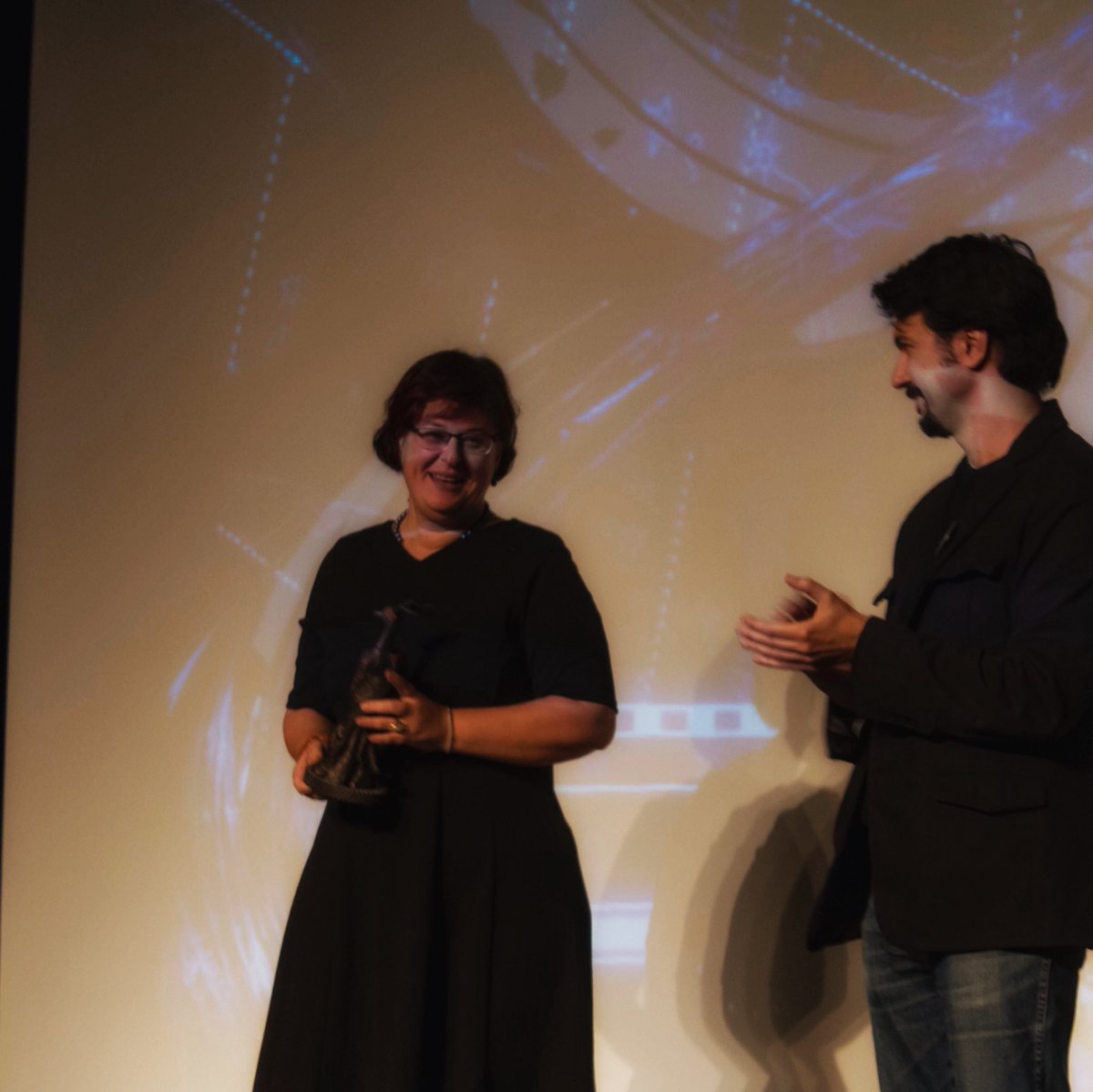 Her sene çoğalan katılımla gerçekleşen ödüllerde bu yıl Mavi Anka onur ödülü fantastik bilimkurgu edebiyatın ülkemizde yayılmasına öncülük eden değerli isimlerden, çevirmen olarak bu türlerine gelişimine destek veren Çiğdem Erkal’a takdim edildi.