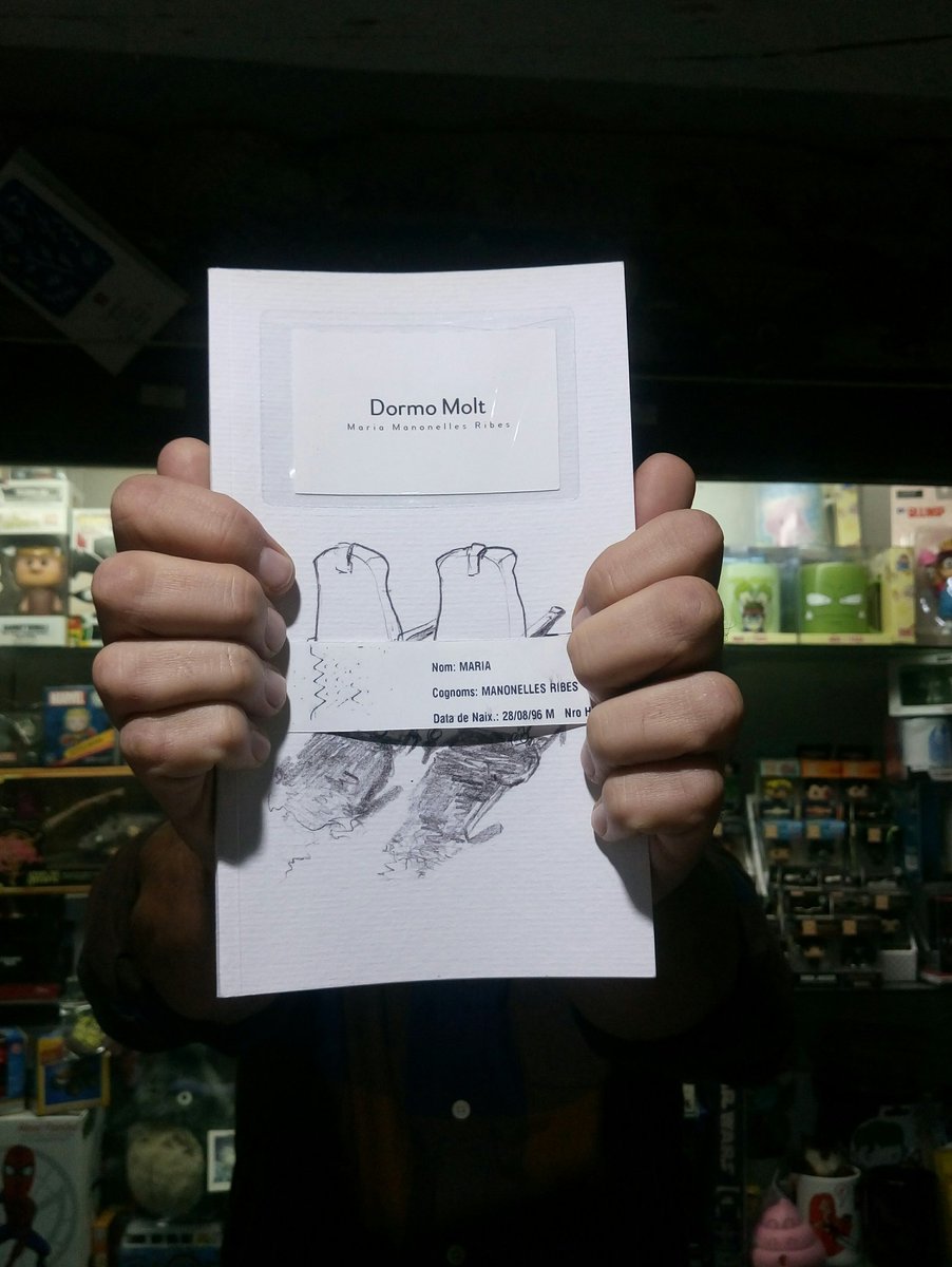 EsterBGa's tweet photo. Visito els amics d'#arkhamcomics i em trobo la dolça #mariamanonelles amb el llibre fet mentre va ingressar al psiquiàtric. El compro. 💜 https://t.co/DRvfuZARNG