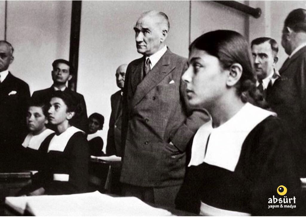 Öğretmen olmak, bir hayata dokunmak, bin hayat değiştirmektir ✏️ Karanlığa ışık tutmuş tüm öğretmenlerimizin Öğretmenler Günü kutlu olsun! #24kasım