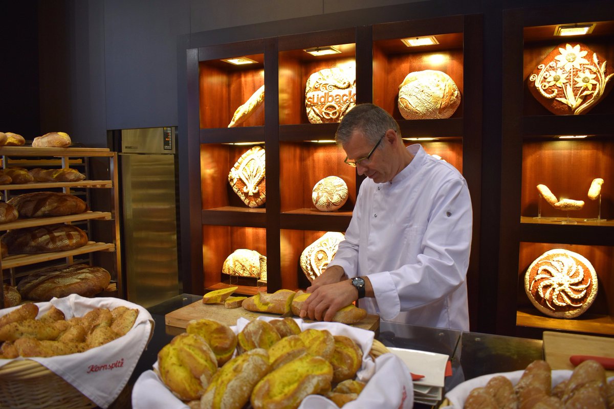 kennedysbakery's tweet image. Kennedy&apos;s Bakery Production goes behind the scenes at the recent @suedback event in Germany and meets a range of leading companies #sudback #bakery #kennedysbakeryproduction #innovation #Germany...bit.ly/2A7C4SW