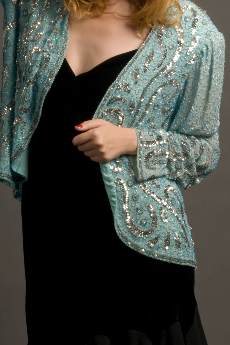 Grab a 30% off on all our #vintage pieces up to £50. Here's the link: www-solovesvintage-com.myshopify.com/discount/Black…