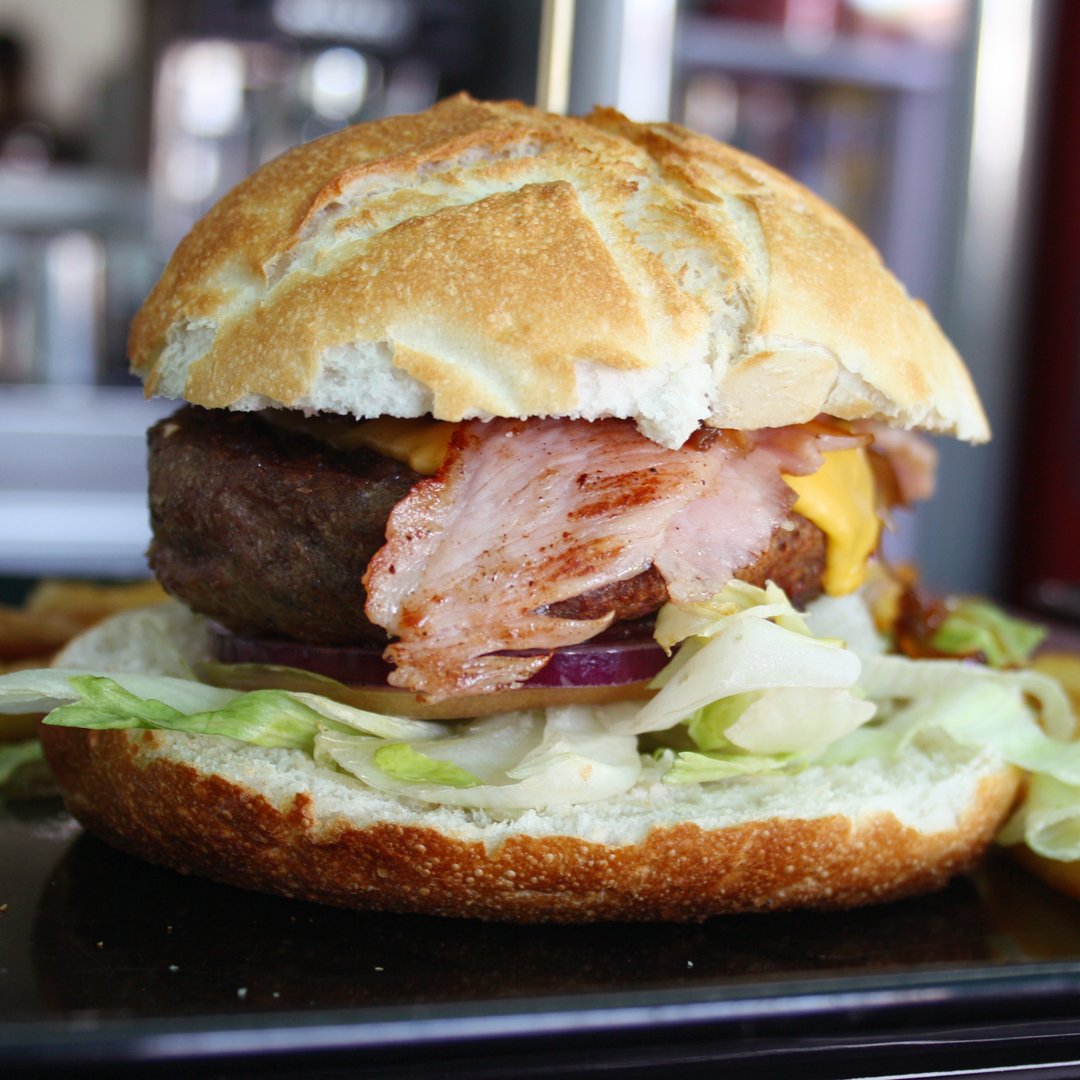 ELLAMERICANO's tweet photo. Una hamburguesa de #ElAmericano antes de ser saboreada, ¡qué pinta!!! 😋
#Tomares #Restaurante #Hambuguesa https://t.co/wpLlj0pHS5
