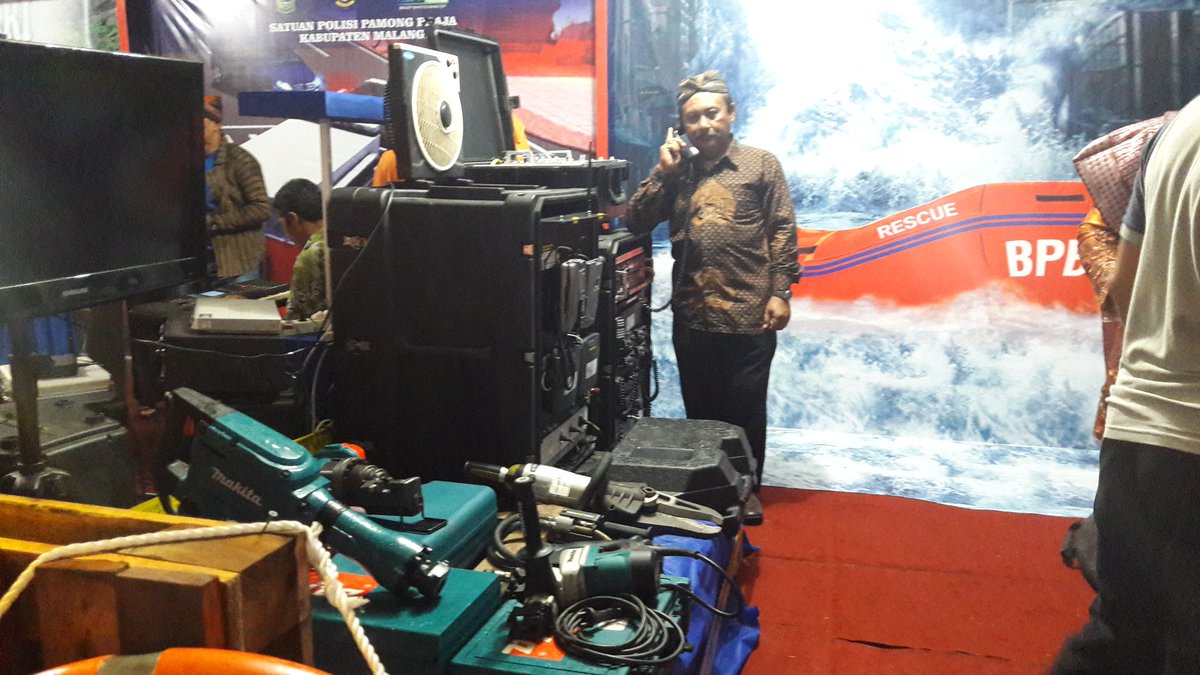 bpbd_malangkab's tweet photo. Silahkan para masyarakat tangguh bencana merapat ke stand BPBD kabupaten malang di halaman stadion kanjuruhan kepanjen https://t.co/Jm9GYpMtev