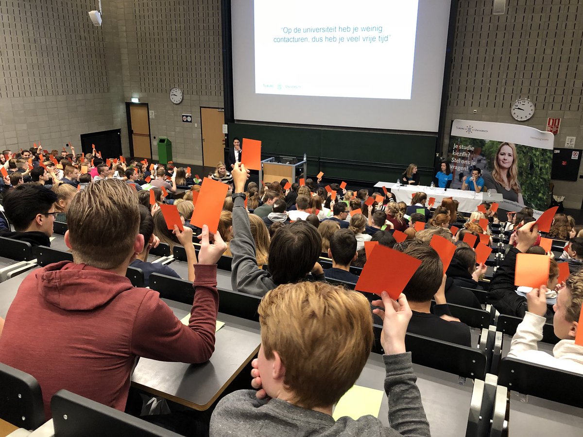 Op bezoek bij <a href="/TilburgU/">Tilburg University</a> met de leerlingen van 4 vwo @UrsulaHorn. Veel activiteiten, bijv. een goed college van <a href="/jannuku/">Jan</a> .