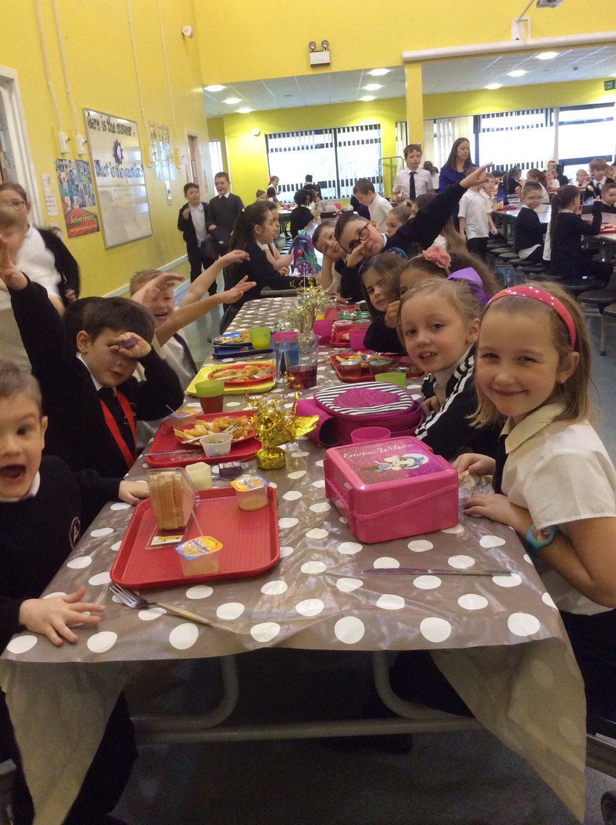 chapelhallPS's tweet image. Our fabulous Supertable #manners #supertable #superstars