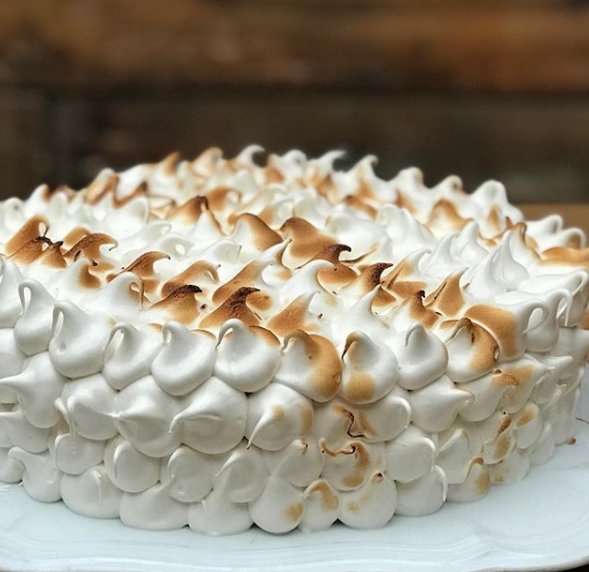 Your Friday dose of #Foodporn Pistachio marshmallow cake, AND were drooling 🤤 <a href="/kaigalway/">K A I</a>