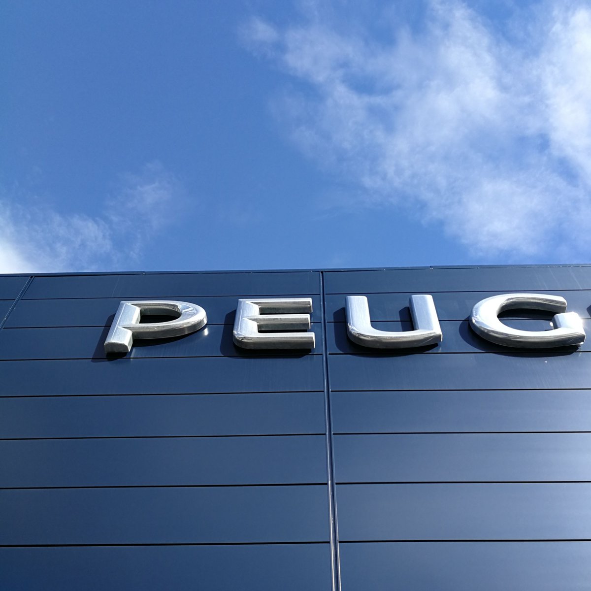 juanjoamengual's tweet photo. Un ejemplo de los engaños crecientes atrapatontos en Black Friday, es que te anuncien Black Friday en @Peugeot, ir... y que te digan  que no hay Black Friday ni nada de nada. #clienteperdido #branding #engaño #malasartes https://t.co/IOS7ZLIZuq