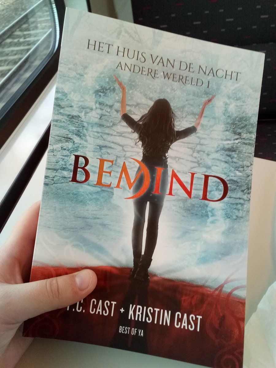 LeenHellemans's tweet photo. Finally! I can read Loved! 💞 @pccastauthor @KCastAuthor #HoNLoved #HouseOfNight https://t.co/6DUWwcO6NG