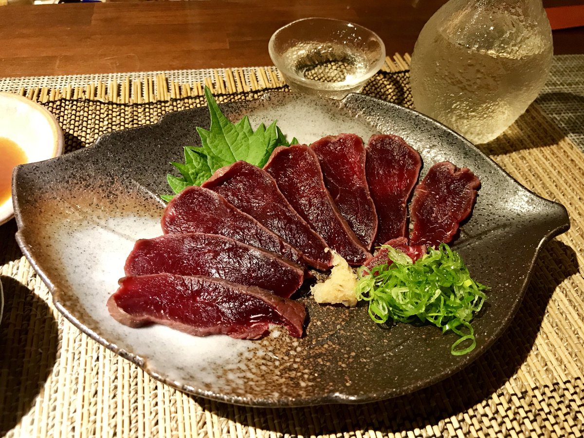 gravity0430's tweet photo. 1軒目の締めは握りにしようかと思ってたけど、クジラが居たので叩いてもらった(｡-_-｡)
#クジラのタタキ https://t.co/VAxljPI303