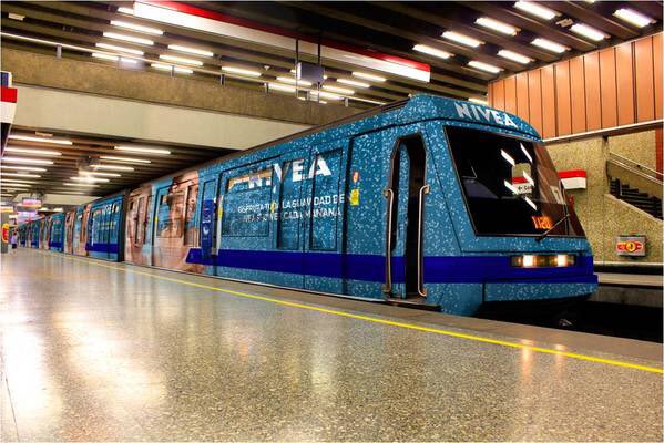 #muchogusto y en esta sociedad consumista ¿esto está bien en el metro? Me gustaría saber que piensan de eso en el Mucho Augusto